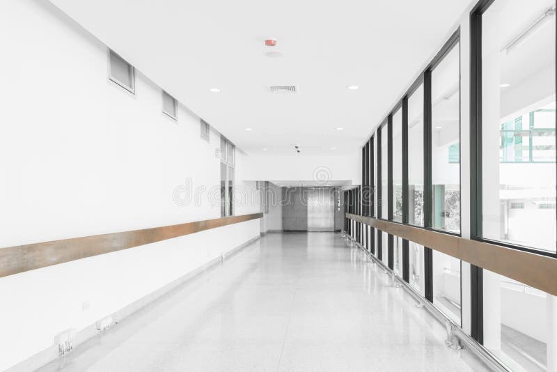Couloir vide dans l'hôpital