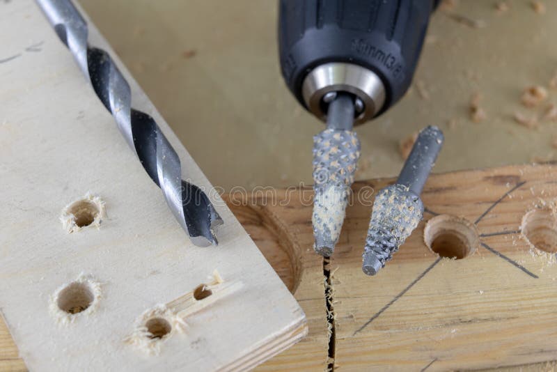 Countersink που χρησιμοποιείται joinery για τη διεύρυνση των τρυπών Joinery εξαρτήματα σε έναν πίνακα εργαστηρίων στοκ φωτογραφία με δικαίωμα ελεύθερης χρήσης Countersink που χρησιμοποιείται joinery για τη διεύρυνση των τρυπών Joinery εξαρτήματα σε έναν πίνακα εργαστηρίων στοκ φωτογραφία με δικαίωμα ελεύθερης χρήσης