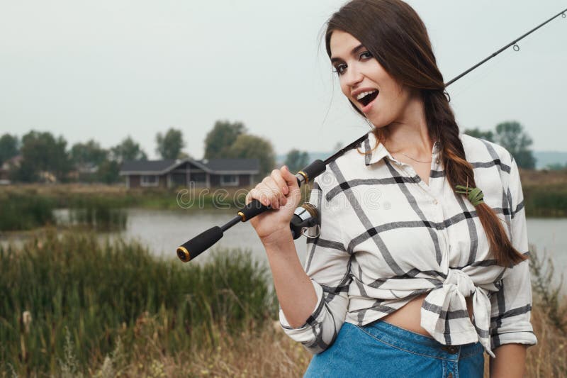 https://thumbs.dreamstime.com/b/country-lady-standing-against-pond-ranch-fish-rod-cute-rural-brown-haired-posing-house-fishing-stands-grass-67398354.jpg