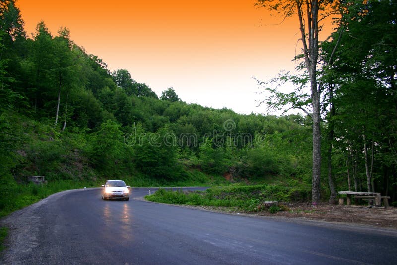 Auto sobre el oscuridad sobre el carreteras.