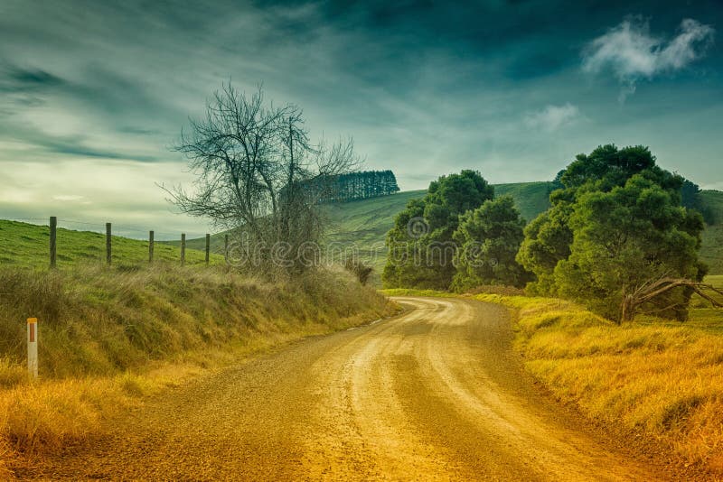 Paese, strada sterrata e terreni agricoli in esterno Leongatha quartiere a Victoria, in Australia.