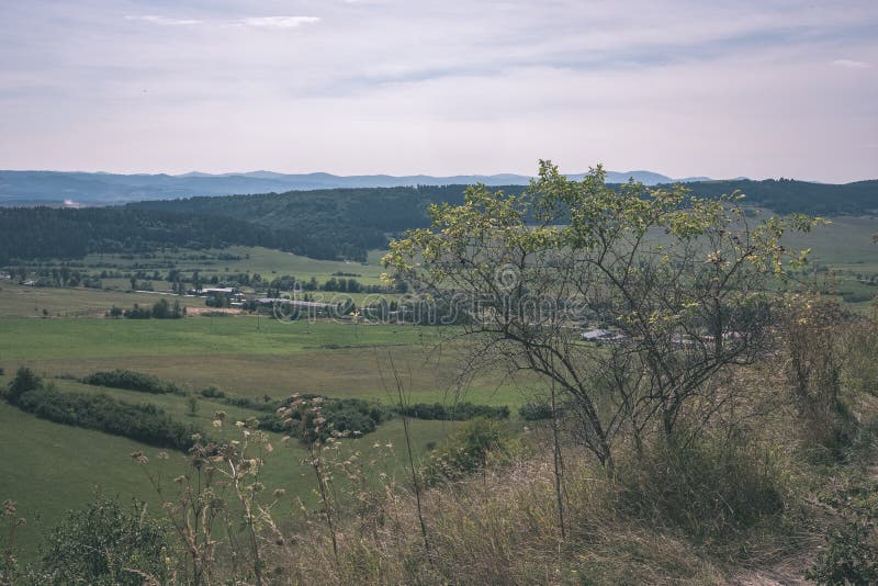 Střechy vesnických vesnic na Slovensku - vintage retro vzhled