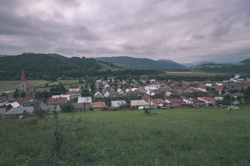 Střechy vesnických vesnic na Slovensku - vintage retro vzhled