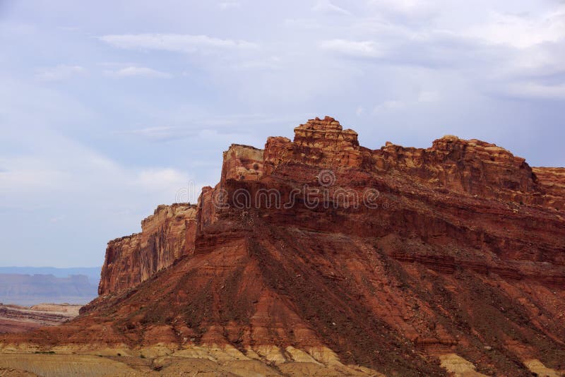 Coup d'oeil de montagne Spotted Wolf Canyon avec les nuages dramatiques en ciel photographie stock Coup d'oeil de montagne Spotted Wolf Canyon avec les nuages dramatiques en ciel photographie stock