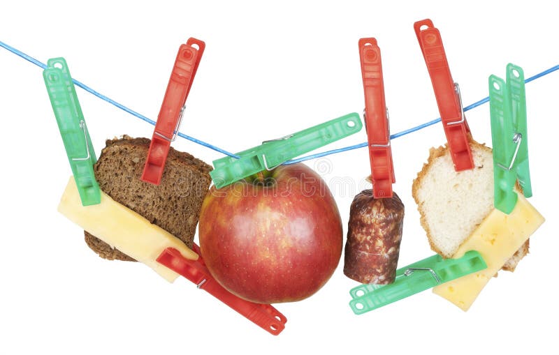 Coup de fromage, de pain, de saucisse et de pomme sur une corde image stock Coup de fromage, de pain, de saucisse et de pomme sur une corde image stock