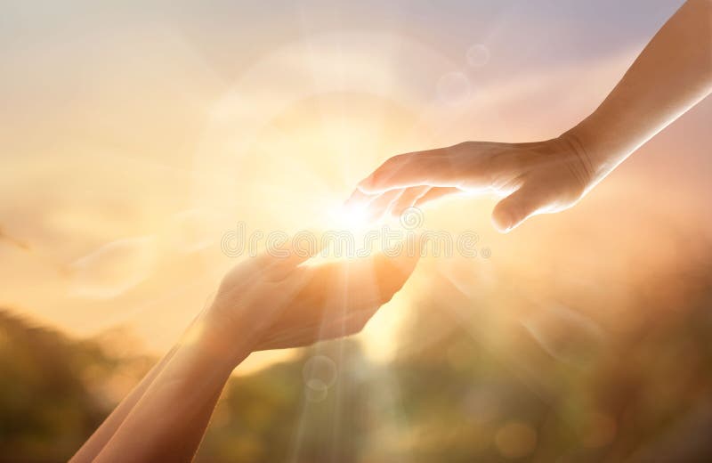 Coup de main du ` s de Dieu avec la croix blanche sur le fond de coucher du soleil Le DA Coup de main du ` s de Dieu avec la croix blanche sur le fond de coucher du soleil Le DA