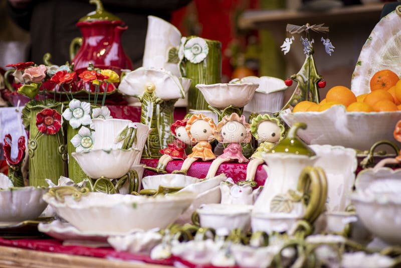 Coup di designer di ceramica Piatti, piatti e tazze artigianali in una boutique elegante Ceramica dipinta a mano Ceramica inconsu fotografia stock Coup di designer di ceramica Piatti, piatti e tazze artigianali in una boutique elegante Ceramica dipinta a mano Ceramica inconsu fotografia stock