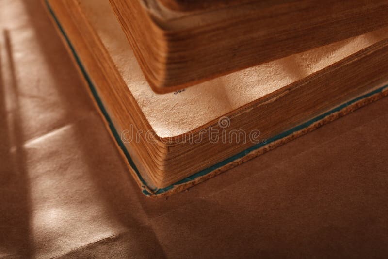 coupage de livres d'isolement au-dessus du blanc de cru de chemin closeup photographie stock libre de droits coupage de livres d'isolement au-dessus du blanc de cru de chemin closeup photographie stock libre de droits