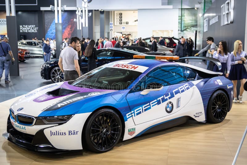 Coupe BMW i8, электрический вставляемый гибрид в цветах для автомобиля безопасти для участвовать в гонке формулы e стоковая фотография rf Coupe BMW i8, электрический вставляемый гибрид в цветах для автомобиля безопасти для участвовать в гонке формулы e стоковая фотография rf