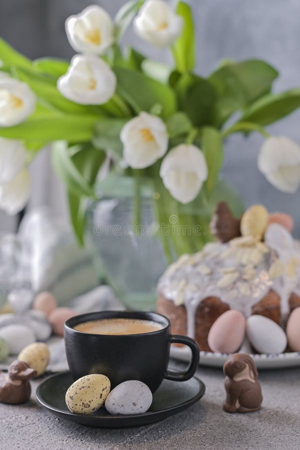 Coupe de café parfumée et pain orthodoxe de Pâques, oeufs de kulich et de caille colorés aux branches de saule Petit-déjeuner de images stock Coupe de café parfumée et pain orthodoxe de Pâques, oeufs de kulich et de caille colorés aux branches de saule Petit-déjeuner de images stock