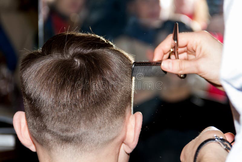 Coupe de cheveux professionnelle photo libre de droits Coupe de cheveux professionnelle photo libre de droits
