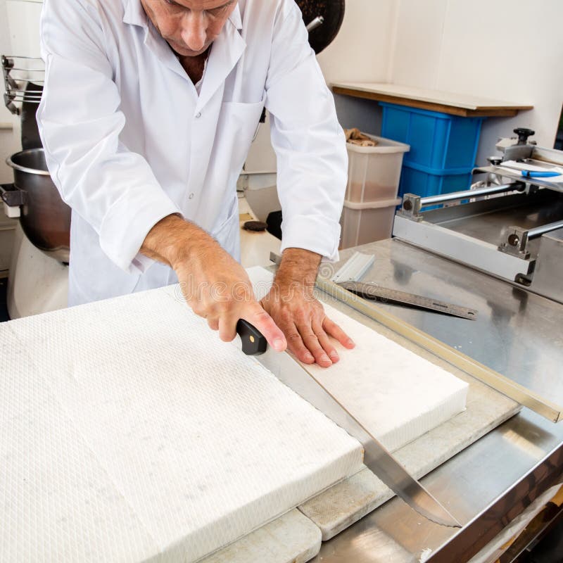 Préparant Le Cadre En Bois Avec Le Papier De Riz En Tant Que Moule Pour Le  Nougat Photo stock - Image du acier, encadrer: 73678122