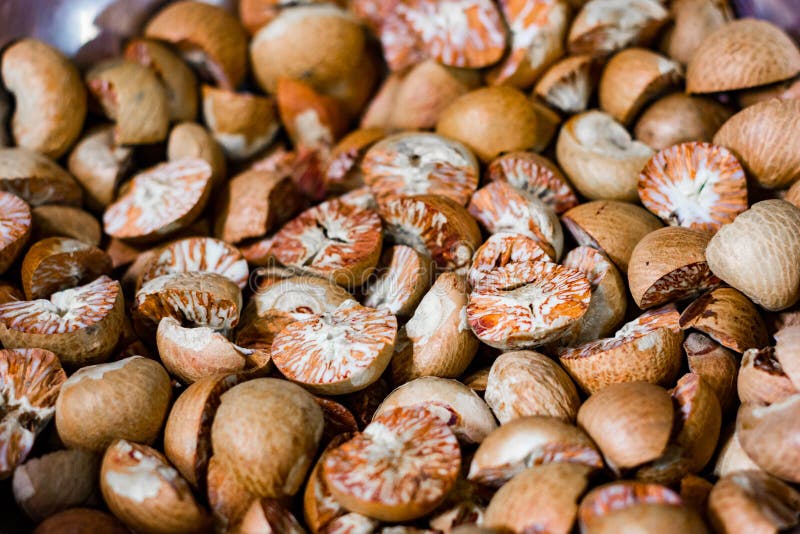 Coupe finement coupée par supari de noix de bétel à vendre sur le marché superbe image libre de droits Coupe finement coupée par supari de noix de bétel à vendre sur le marché superbe image libre de droits