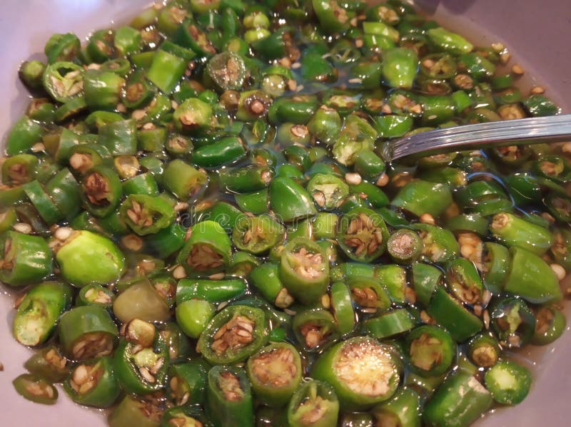 Coupe verte de piment avec la sauce de soja dans une cuvette Aliment biologique Sauce verte à sambal de piment dans la vue supéri photo stock Coupe verte de piment avec la sauce de soja dans une cuvette Aliment biologique Sauce verte à sambal de piment dans la vue supéri photo stock