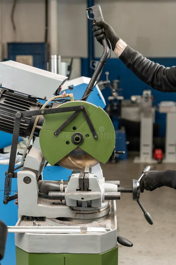 Coupes De Travailleur Par Morceau Avec Une Machine Circulaire De Scie  Ingénieur Industriel Travaillant à Couper Un Métal Et Un Ac Image stock -  Image du étincelle, bricoleur: 143651283