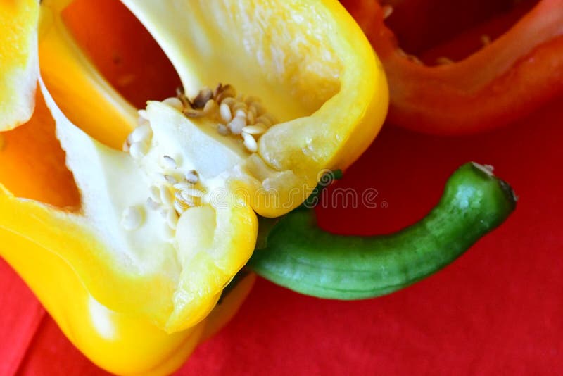 Coupez fraîchement les poivrons doux de trois ceux de couleurs, jaunes, oranges et rouges photo stock Coupez fraîchement les poivrons doux de trois ceux de couleurs, jaunes, oranges et rouges photo stock