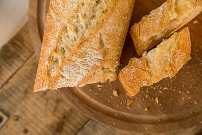 Coupez le baguete sur la planche à découper images libres de droits Coupez le baguete sur la planche à découper images libres de droits