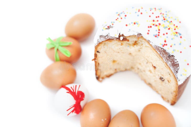 Coupez le gâteau et le nombre d'oeufs de pâques sur le fond blanc images libres de droits Coupez le gâteau et le nombre d'oeufs de pâques sur le fond blanc images libres de droits