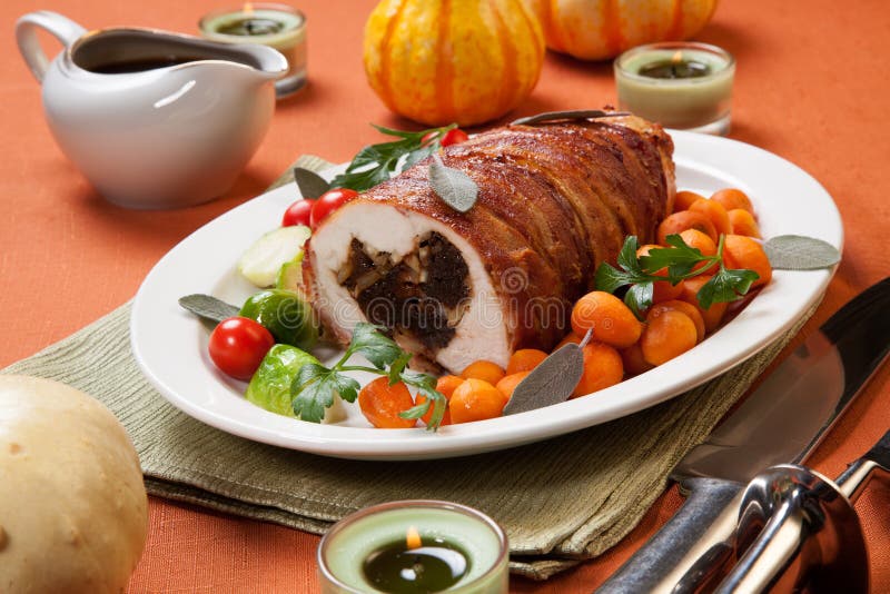 Coupez le morceau de roulade Lard-enveloppée de blanc de dinde images libres de droits Coupez le morceau de roulade Lard-enveloppée de blanc de dinde images libres de droits