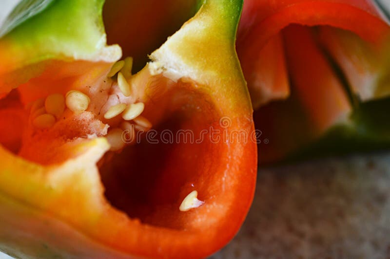 Coupez le poivron rouge frais et naturel avec des graines photos stock Coupez le poivron rouge frais et naturel avec des graines photos stock