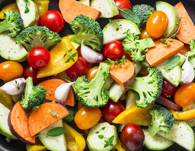 Coupez les légumes crus saisonniers - patates douces, brocoli, paprikas, courgette, tomates, oignons, ail avec des épices et herb images stock Coupez les légumes crus saisonniers - patates douces, brocoli, paprikas, courgette, tomates, oignons, ail avec des épices et herb images stock