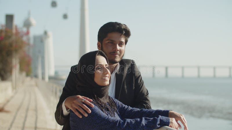 Couple arabique du moyen-orient qui se promène le long du quai clips vidéos
