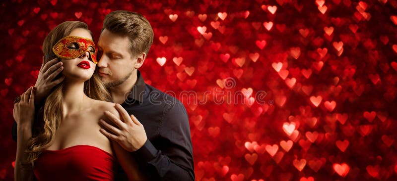 Couple Beauty in Love, Man Kissing Woman in Mask on Red Hearts lizenzfreie stockbilder Couple Beauty in Love, Man Kissing Woman in Mask on Red Hearts lizenzfreie stockbilder