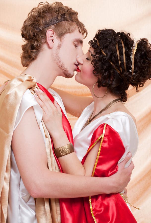 Греческий поцелуй. Образ пары в греческом стиле. Древнегреческий поцелуй. Поцелуй по гречески.