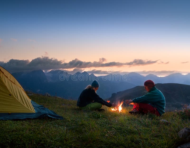 Paar Zelten in der wildnis.