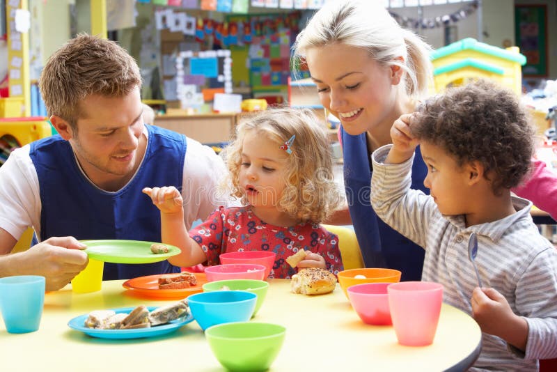 La coppia e i bambini a giocare con il cibo.