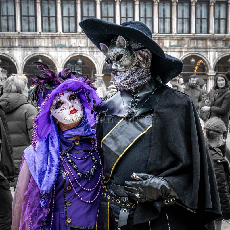 Couple D'âge Moyen En Manteaux Rouges Et Masques De Carnaval Femme En Masque  De Chat Au Carnaval à Venise Italie Image stock éditorial - Image du  festif, mode: 267557954