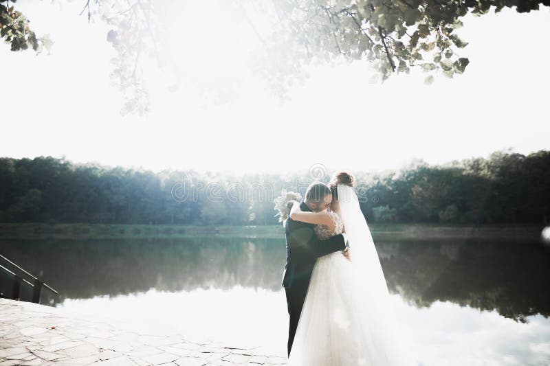 Couple de mariage embrassant séjour sur un beau paysage photo stock