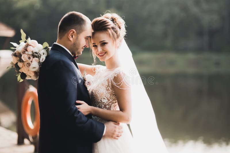 Couple de mariage embrassant séjour sur un beau paysage photos stock