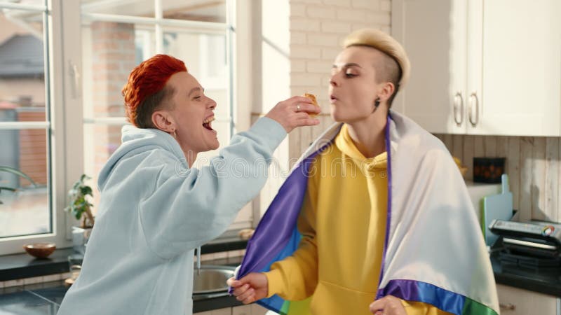 Couple dégustant le petit-déjeuner dans la cuisine moderne partager la nourriture remplie d'amour et d'interaction banque de vidéos