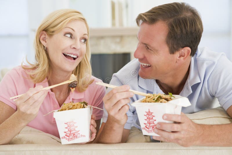 couple eating meal mealtime takeaway together στοκ φωτογραφία με δικαίωμα ελεύθερης χρήσης couple eating meal mealtime takeaway together στοκ φωτογραφία με δικαίωμα ελεύθερης χρήσης