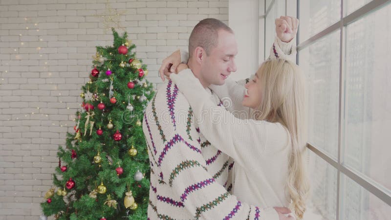 Couple femme embrasser homme le jour de noël banque de vidéos