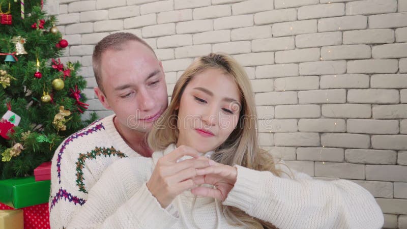 Couple femme heureux porter alliance bague de noël banque de vidéos