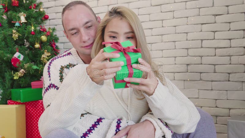 Couple femme heureux recevoir boîte cadeau de noël banque de vidéos