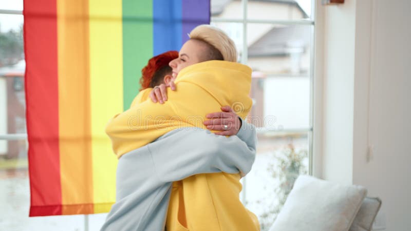 Couple heureux célébrant l'amour unité et diversité avec un magnifique drapeau arc-en-ciel banque de vidéos