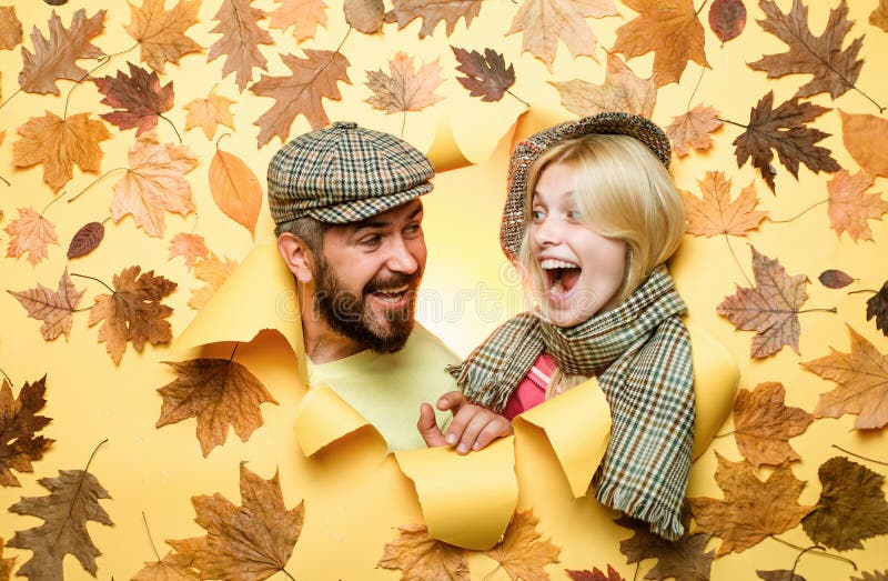 Couple heureux homme barbu et femme blonde dans fond jaune avec feuilles. couple joyeux est heureux avec la dernière chaude photo stock