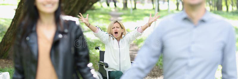 Couple heureux a oublié femme handicapée en fauteuil roulant à l'extérieur. photo stock