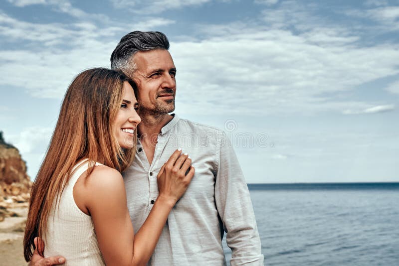 Femme Et Mari Couple Heureux En Vacances Au Bord De La Mer. Belle