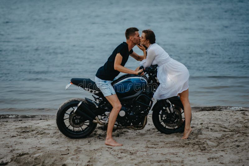 Couple posing with bike on the beach - Stock Photo [32301311] - PIXTA