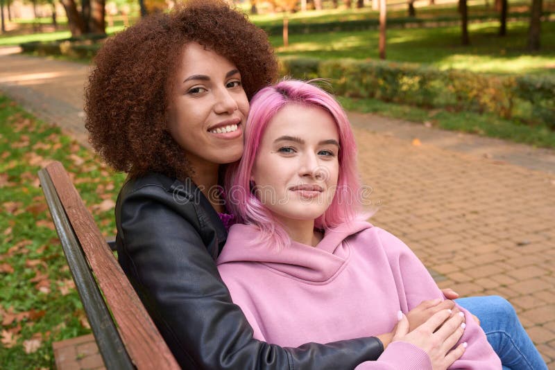 Couple Lesbienne Romantique Se Balader Ensemble Dehors Image stock Image du interraciaux