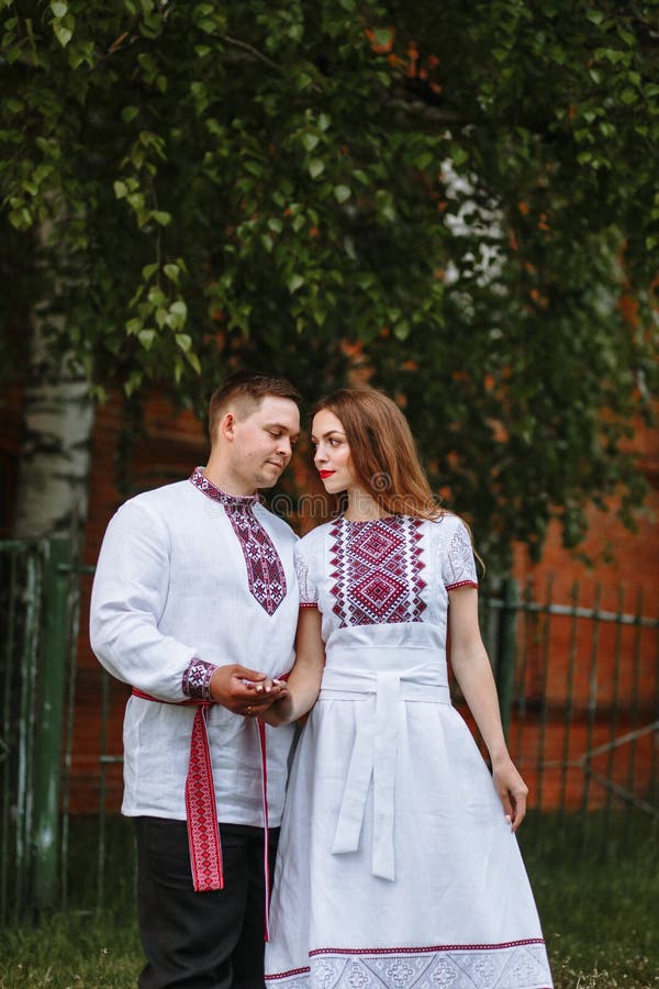 https://thumbs.dreamstime.com/b/couple-love-russian-traditional-dresses-reconstruction-lovers-nature-185538784.jpg