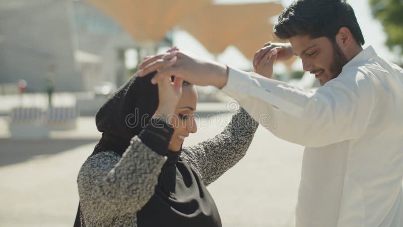 Couple musulman romantique dansant dehors le jour ensoleillé. clips vidéos