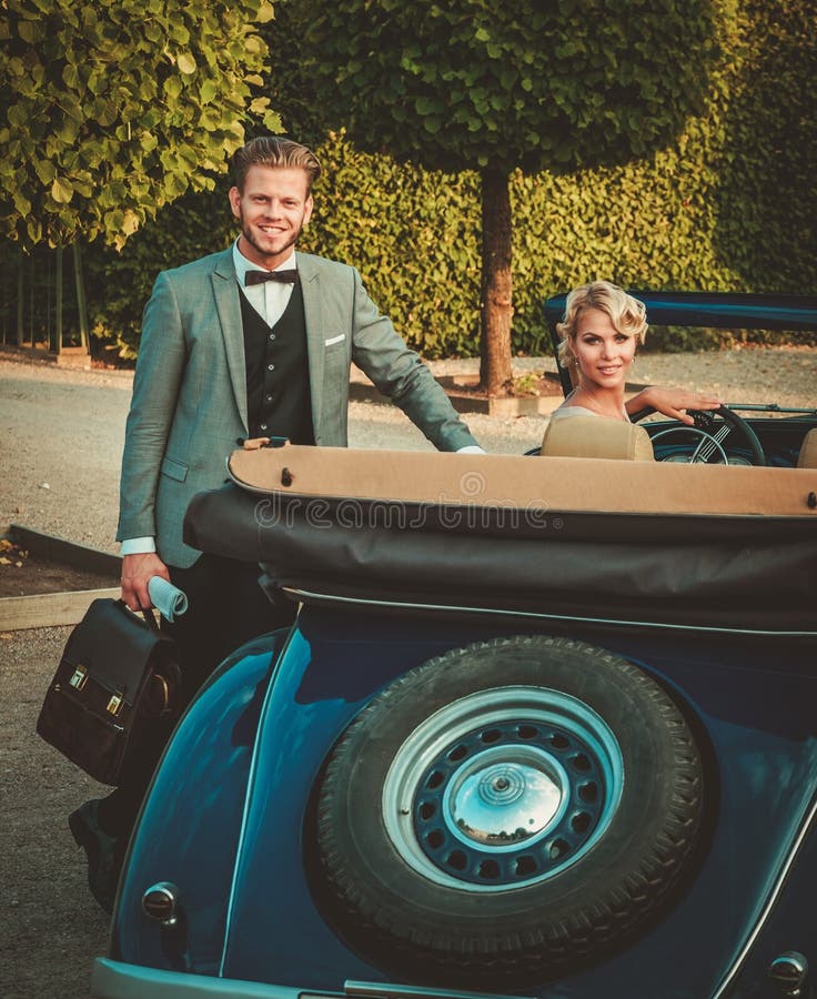 Couple near classic car royalty free stock photography Couple near classic car royalty free stock photography