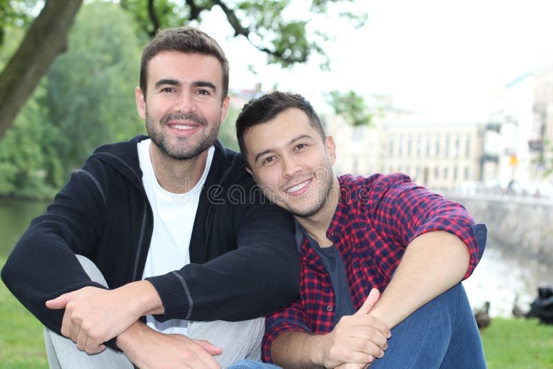 couple park smiling στοκ φωτογραφία με δικαίωμα ελεύθερης χρήσης couple park smiling στοκ φωτογραφία με δικαίωμα ελεύθερης χρήσης