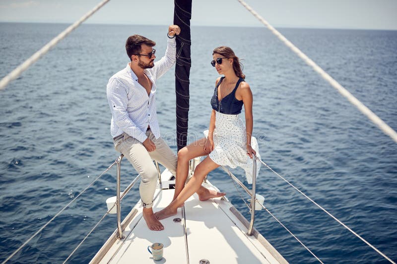Couple riche moderne croisière ensemble luxueux concept de mode de vie photo libre de droits