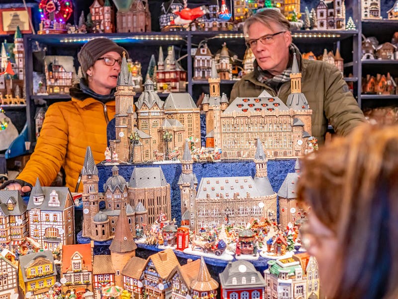 Ik heb een Engelse les expositie Rechtmatig Couple Selling Traditional Christmas Gifts at the Aachen Christmas Market,  Germany Editorial Photography - Image of selling, sale: 174741067